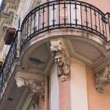 ...le maschere donano alla palazzina un tocco di monumentalit� e raffinatezza